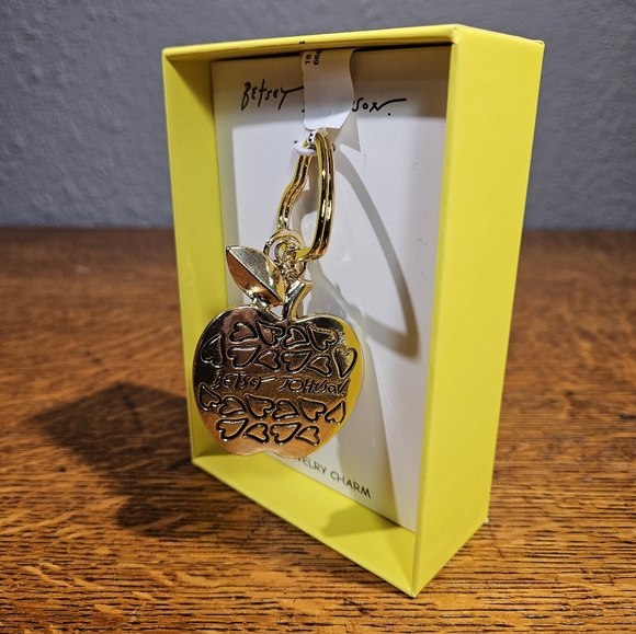 Betsey Johnson Apple Keychain Bagcharm NIB - Picture 4 of 9
